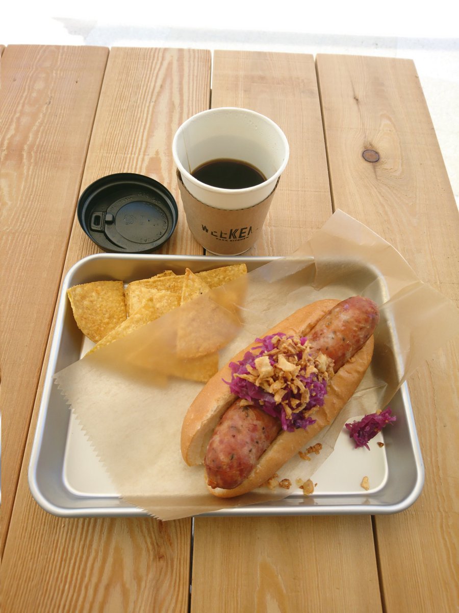 georgesigrek's tweet photo. #本日オープン、#東遊園地 内のPARK #KITCHEN #WEEKEND の #TO_GO メニューの #ホットドッグ 900円とコーヒー(ホット) 500円を買ってテラス席でいただきました😋ホットドッグ、ソーセージ太っ🌭スパイシーでスモーキー😋紫キャベツ、ビネガーの酸味が利いてる~😋#神戸グルメ #テイクアウト https://t.co/gitiMct6w7