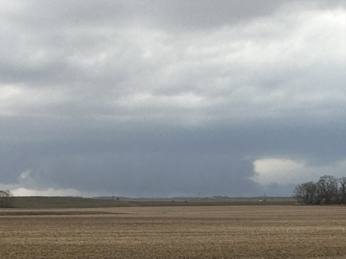 CIStormChasing's tweet photo. A few photos from today’s chase.  Ended up on the Peoria supercell for a while, but was unable to get south fast enough for the tornado warned storms near Springfield. No tornadoes, but still a decent enough day. https://t.co/cc0q2OSflL