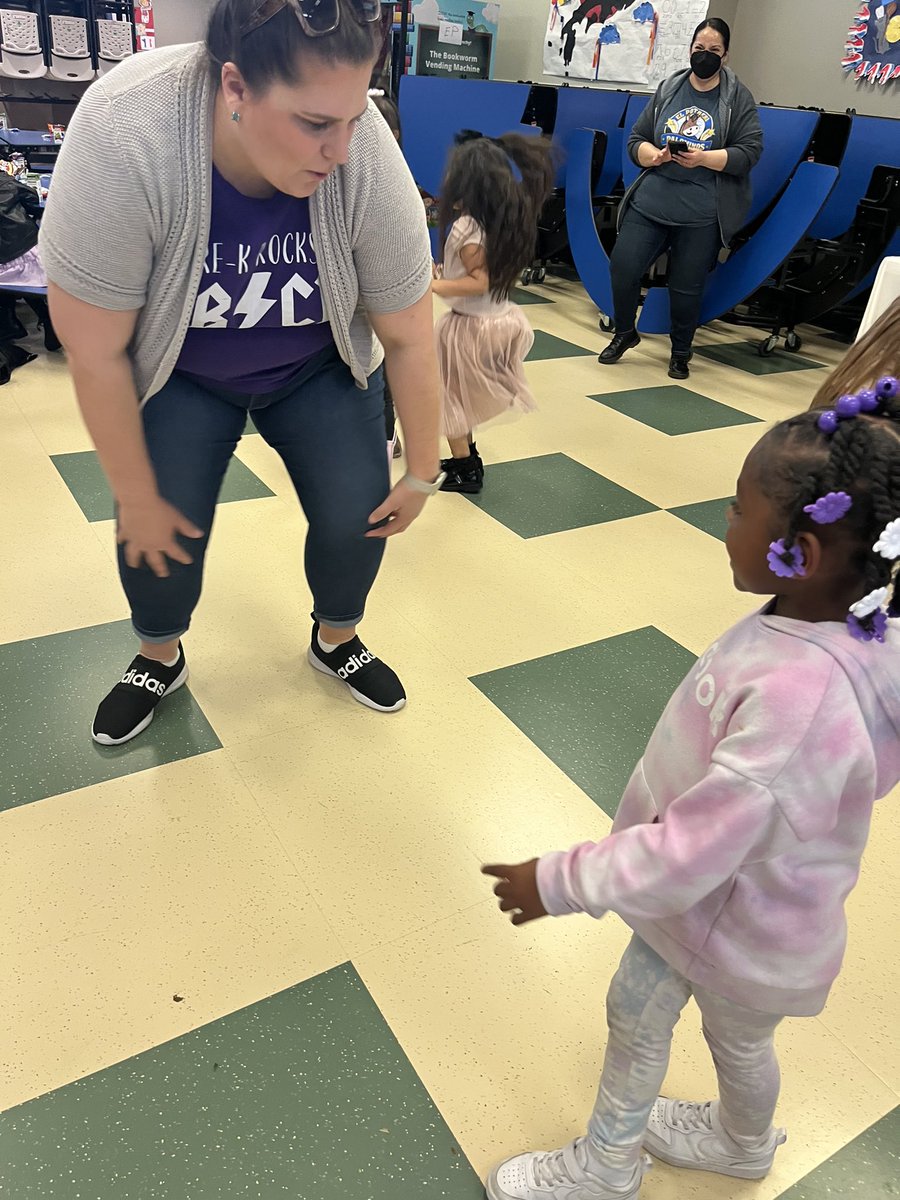 DreaRodichVitek's tweet photo. Not sure if you know this, but when a 5-year-old challenges you to a #dancebattle, you got to break out the #knockyknees move! Ps she won! 😆 #principallife #thisispk @MarchofDimes @queenraedunn https://t.co/osqo9VoHzL