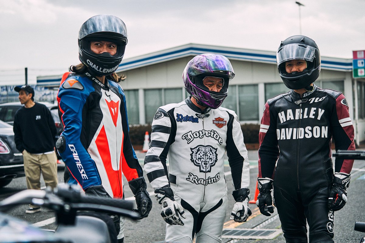 roller_magazine's tweet photo. ライザーマガジンvol.03
🏁絶賛発売中🏁

弊社websiteより送料無料で一冊よりお届け致します

https://t.co/2QxfXS1Mk9

[巻頭特集] 
長瀬智也、ロードグライドでサーキットを駆ける!
2021 H-D FLTRX ROAD GLIDE PROJECT

photo: 山田写真

#長瀬智也
#risermagazine https://t.co/PhalipmogR