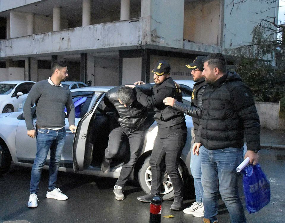 BerslanBaRaS's tweet photo. Bekçi  görevini yaparken mermiler ip binasına isabet ediyor
Ters kelepçe ile Teşhir edilerek gözaltına alınması kabul edilemez.
Olduğu yerde ifadesi alınması yeterli idi. İPliler olayı abartılı diye bir insana bu muamele yapılamaz 
@EmniyetGM https://t.co/zQzqh7tNQR