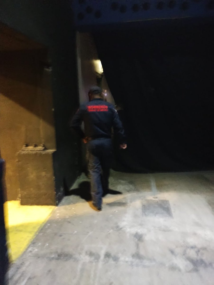 Bomberos_CDMX's tweet photo. Realizamos servicio de prevención de incendios y revisión de las instalaciones para evitar fugas de gas en #PepsiCenter, y así contribuir a la seguridad de los asistentes para el evento #PorterRobison
#Prevención
#BomberosCDMX https://t.co/EQ4xB0naY9