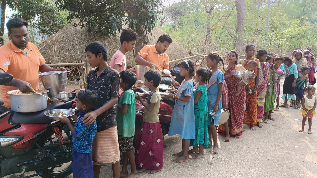MAHAVEERFOUNDA3's tweet photo. #Food_Distribution
Food Distribution programme conducted by MahaveercFoundation Yesterday near  Nuashai village. https://t.co/bXT9btbeoL