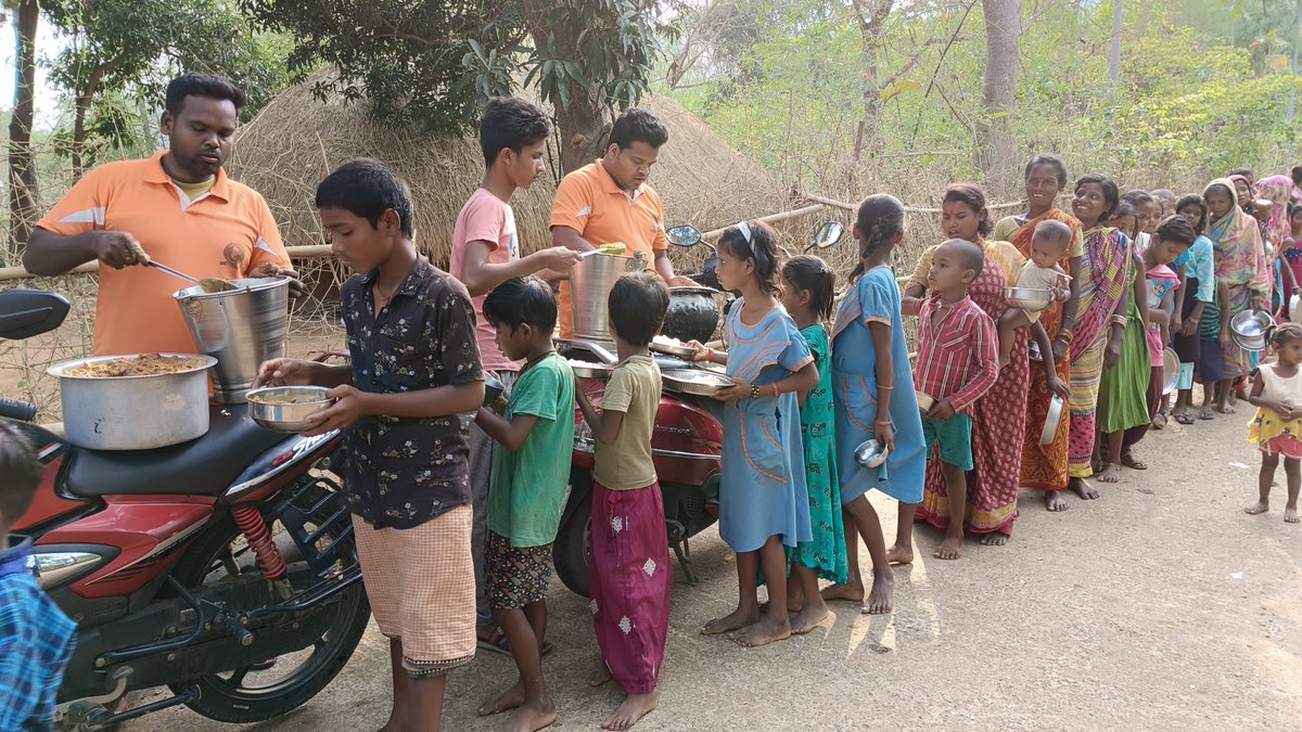 MAHAVEERFOUNDA3's tweet photo. #Food_Distribution
Food Distribution programme conducted by MahaveercFoundation Yesterday near  Nuashai village. https://t.co/bXT9btbeoL