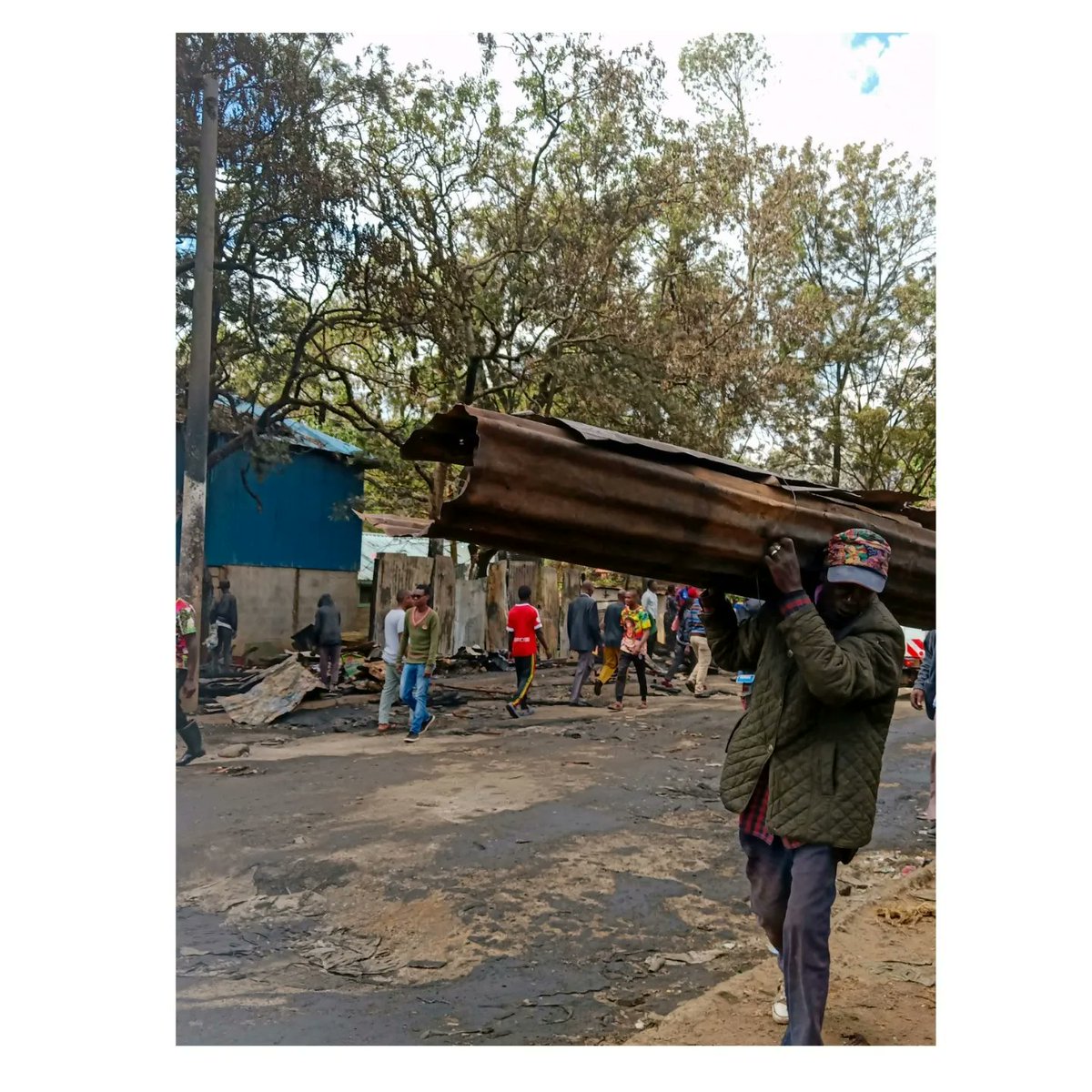 JabirMajidi's tweet photo. a small shop retailers in kibera faces a nightmare as the demostration of high cost of living turned into disaster, leaving behind loss of goods and burned down of kiosks. credit 📷majidjabir#shopretailers #demonstrationnightmare #lossofgoods #kioskburneDown https://t.co/3honpYmKAX