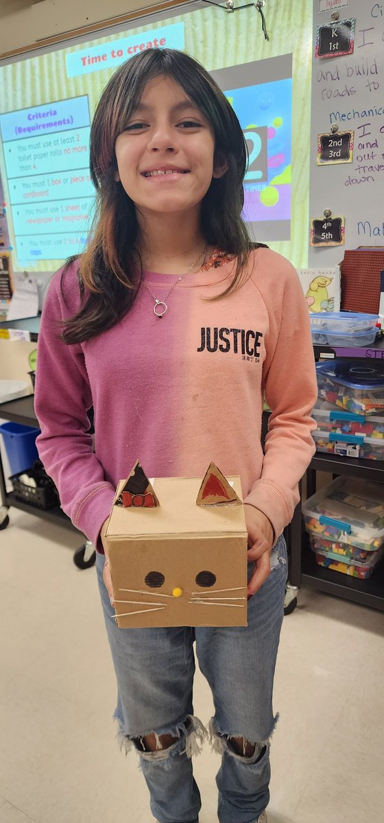 OttSTEM's tweet image. After weeks of learning computer science, our 4/5th graders spent some unplugged time showcasing their creativity. #makerspacefun #GlowatOtt @PrincipalBueno @adelagarza07