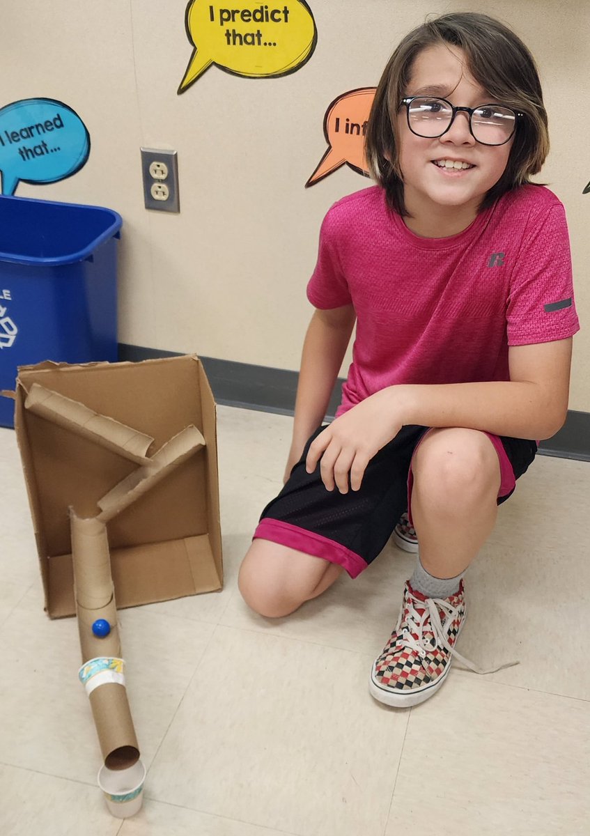 OttSTEM's tweet image. After weeks of learning computer science, our 4/5th graders spent some unplugged time showcasing their creativity. #makerspacefun #GlowatOtt @PrincipalBueno @adelagarza07