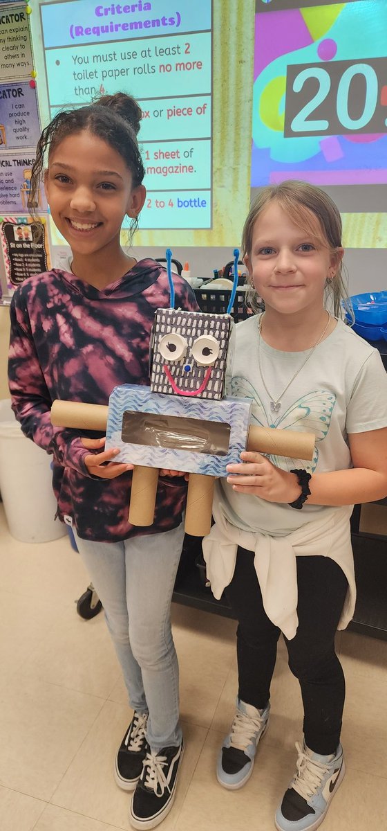 OttSTEM's tweet image. After weeks of learning computer science, our 4/5th graders spent some unplugged time showcasing their creativity. #makerspacefun #GlowatOtt @PrincipalBueno @adelagarza07
