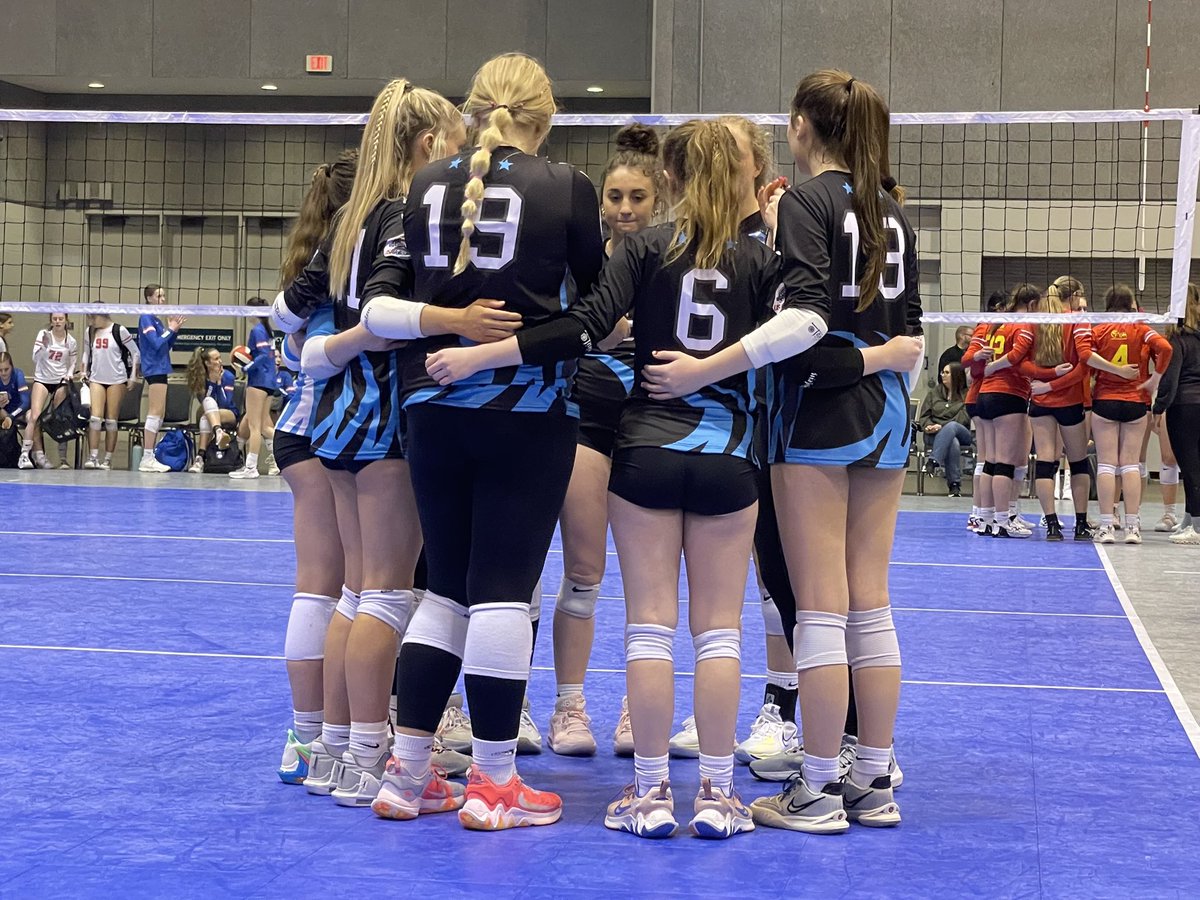 CYVBCsurge's tweet image. 15 Blue is 2-1 on the day with their last match going to 3. Good luck in the morning, girls!!!

#15Select #NikeMideastQualifier #WeekThree