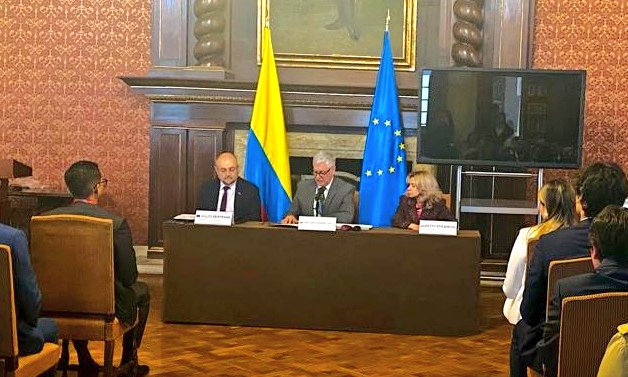 GBertrand_UE's tweet photo. Siempre es un momento privilegiado compartir con estudiantes de la Academia Diplomática. Felicitaciones por dedicar esta semana al curso sobre la Unión Europea organizado por el @collegeofeurope. Las futuras páginas de nuestra gran relación 🇪🇺🤝🏼🇨🇴 las escribirán ustedes. https://t.co/MHhA98QfIn