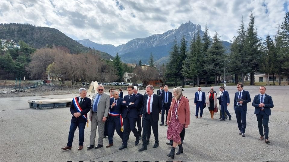 Retour à la normale pour #Macron ? Non ... 
Voyez combien il est seul à #SavinesLeLac en posture défensive (bras croisés), avec une poignée d'élus en écharpes, bien encadré et protégé par la Gendarmerie et surtout mis à distance des Français qui manifestent #Macron_Ordure