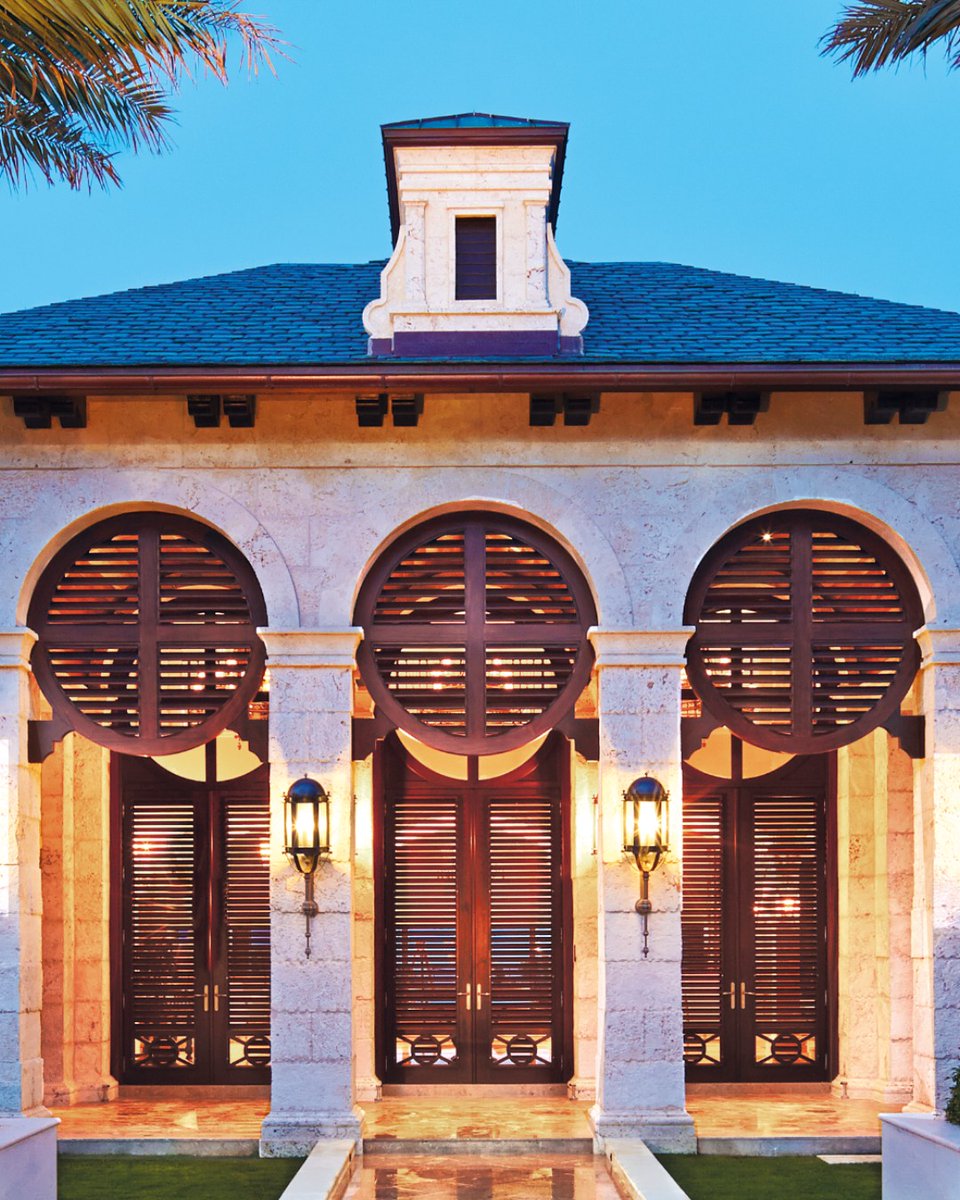 Courtyard views #tropicalarchitecture #Islandarchitecture #architecture #carribbeanhomes #milliondollarhomes #luxurylife #archilovers #exteriordesign #architecturelovers #instahome #beautifulplaces #architecturaldetail #timeless #waterfrontguesthouse 📸 @brantleyphoto