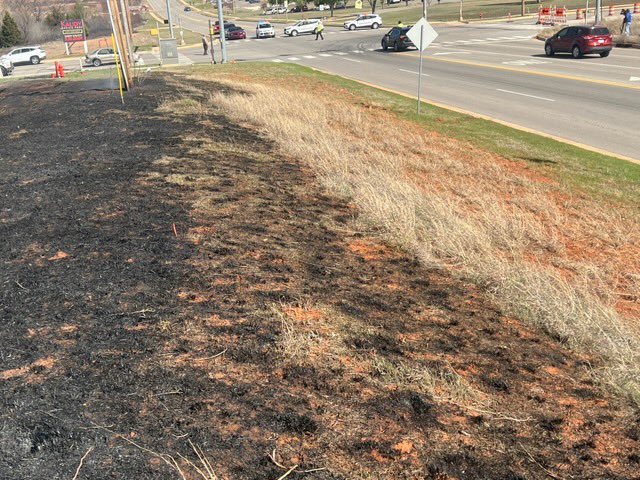 Incendio de césped cerca de N Kelly y Hefner.