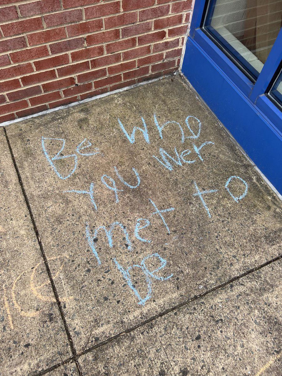 MissThill2's tweet photo. Spreading positivity before spring break through side walk chalk! Such a small thing can make a huge impact on a persons day! https://t.co/CTmWWMm3Wz