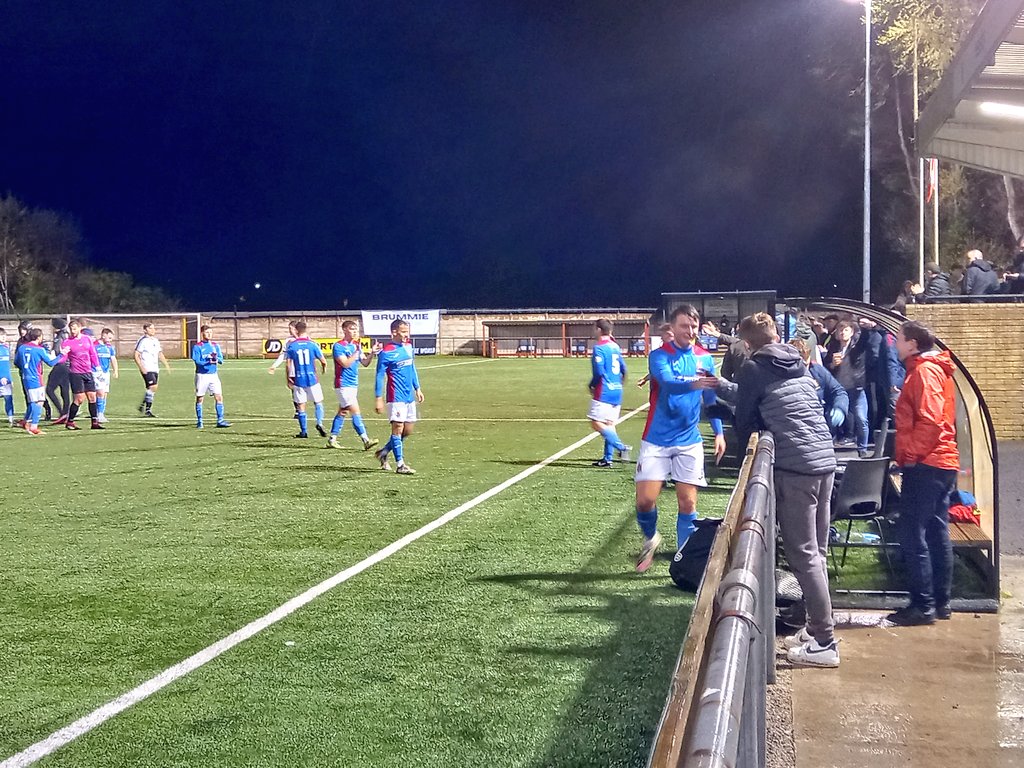 Friday night football at a very wet Cae-y-Castell as @Flint_Mountain and @Bangor1876 produced a  cracking game which Bangor won 3-2, after coming from 0-2 down, to remain in 2nd place in the @ArdalNorthern NW table #Groundhopping #Cymru 🏴󠁧󠁢󠁷󠁬󠁳󠁿 #Wales #ArdalNW #VivaLaMountain