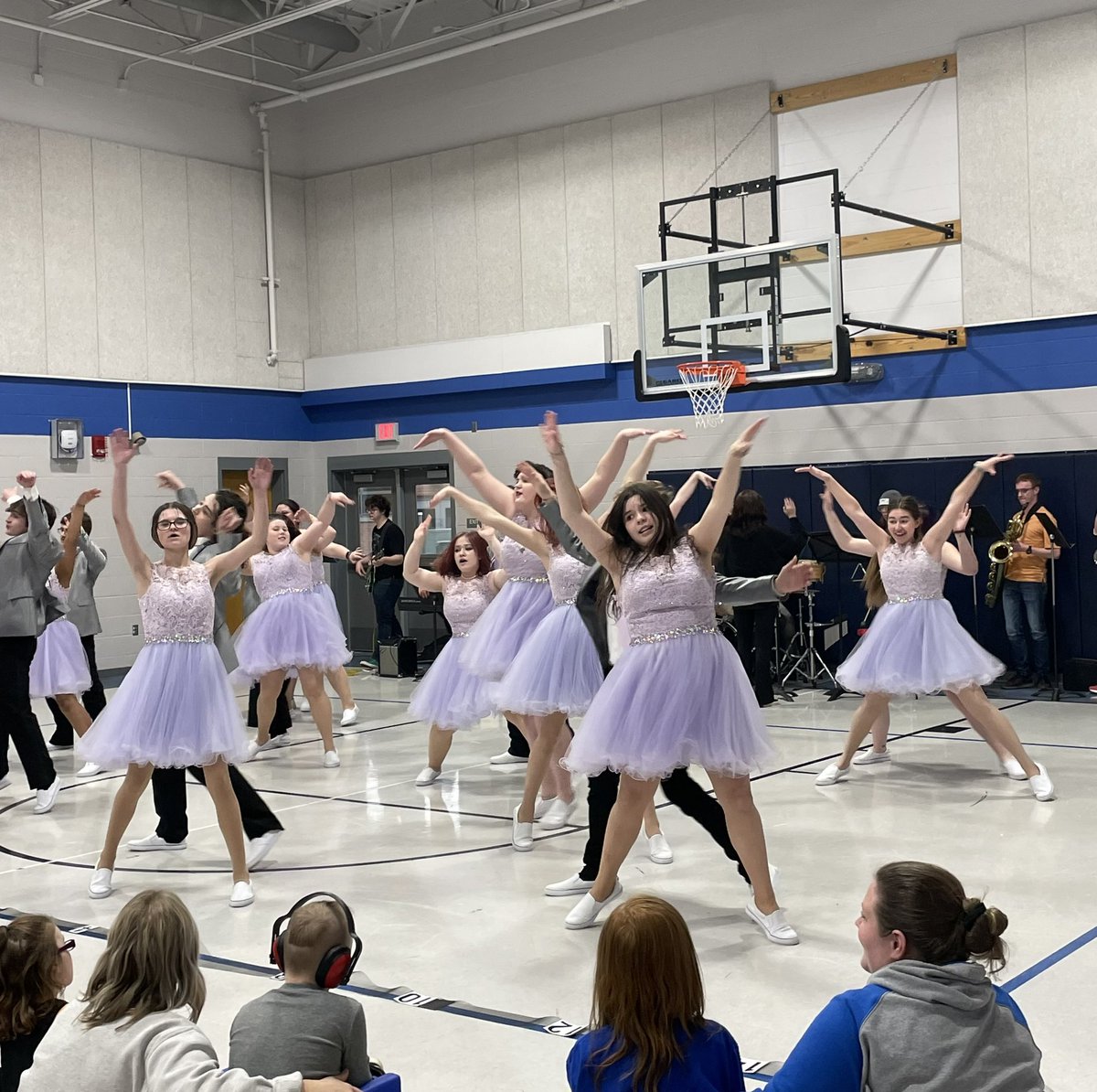 wrightdmps's tweet photo. Loved having LHS Show Choir perform for us today and share ways our students can participate when they are in high school. https://t.co/bcz6HVoFm7