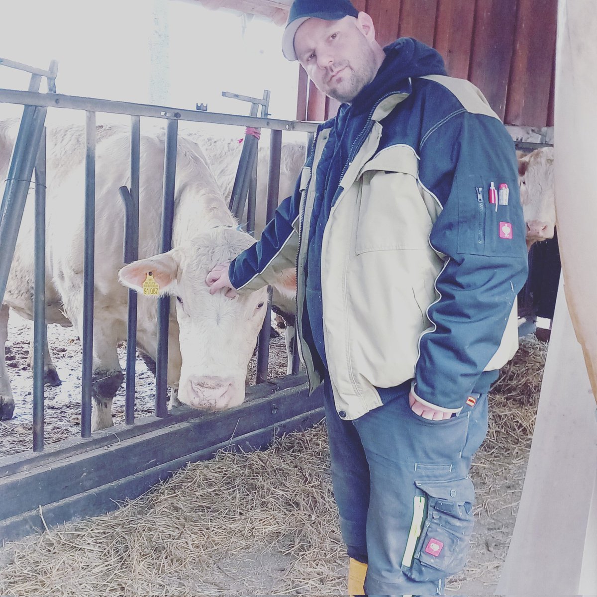 Mein Biohof mache ich mit behinderte Menschen zusammen und es macht wirklich Spaß mit den Menschen zusammenzuarbeiten dabei unterstütze ich auch andere landwirtschaftliche Betriebe und vermittelt Menschen mit Handicap zu dieser Arbeit