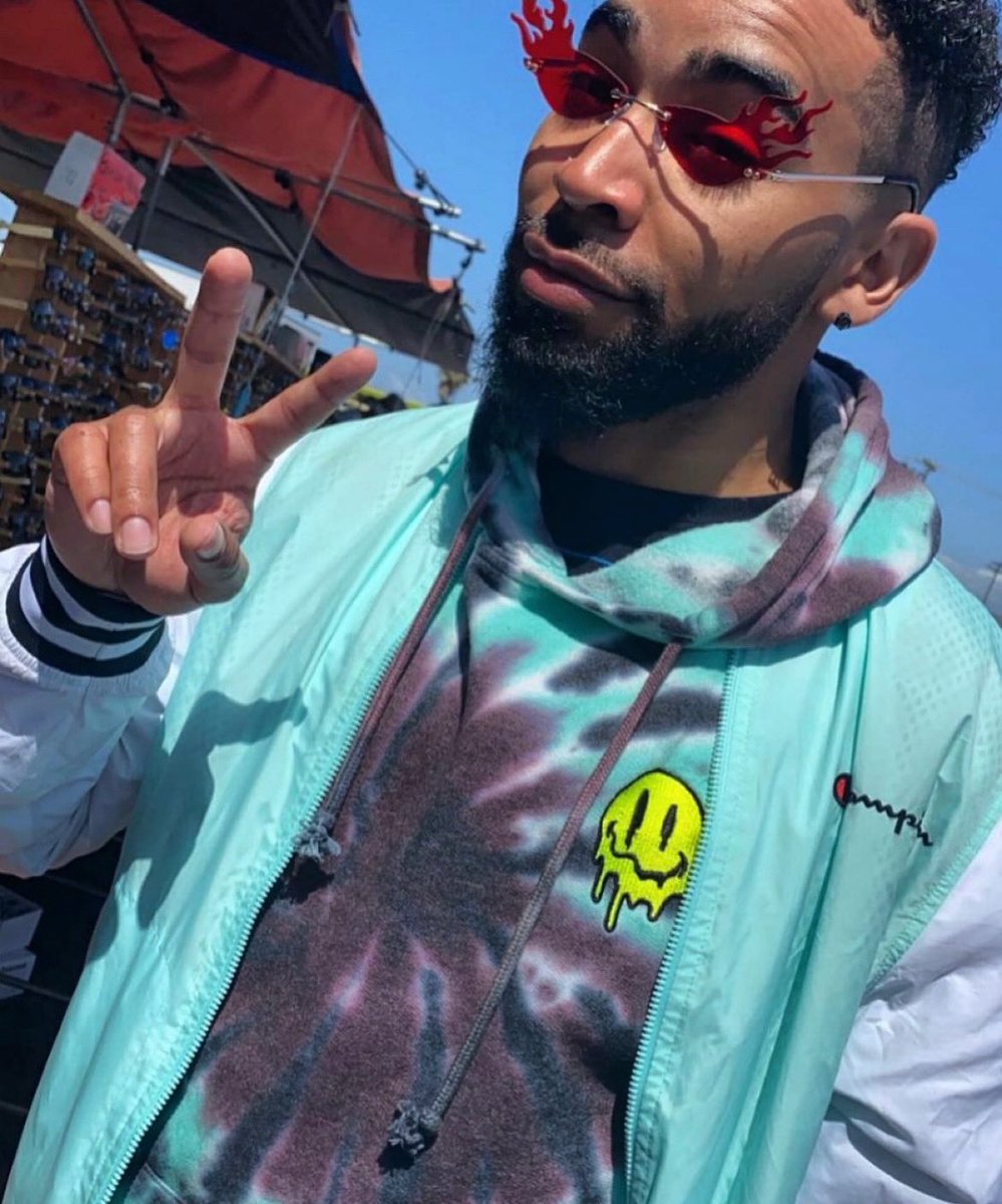 KS1075's tweet photo. The sun is out in the mile high city and Dj @MileHighfive8 got those weekend vibes for you in the #RushHourMix 😎
Tune in or search @KS1075 on the @Audacy app, and hit the line to clown him about his🔥shades !
#Djfive8
#DreamTeam
#TheRushHourMix
#KS1075 https://t.co/LEXCU8yacL