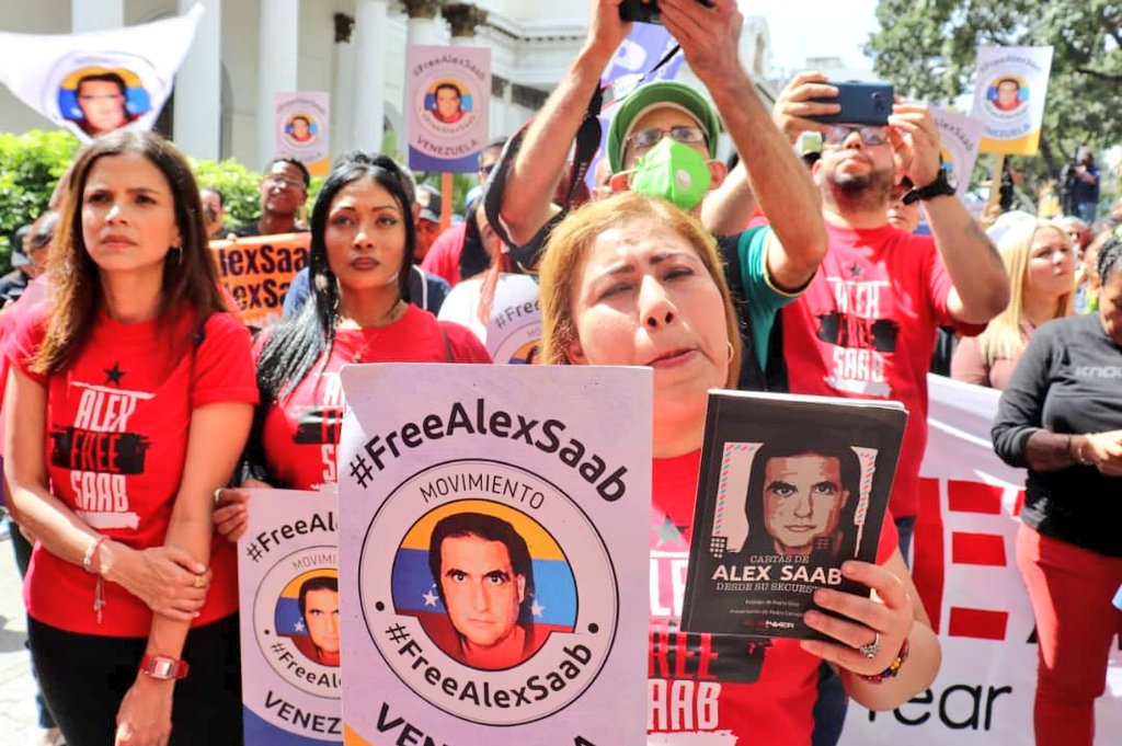 Zroy34's tweet photo. Para los palangristas de oficio, hoy somos Miles los que posicionamos la etiqueta #SOSAlexSaab denunciando el trato cruel que recibe nuestro diplomático, al que pareciera que EEUU quiere ver morir en una cárcel de Miami. 

¿Hasta cuándo tanta injusticia?

https://t.co/cbf8axuc7G https://t.co/fzWCfl9YcS