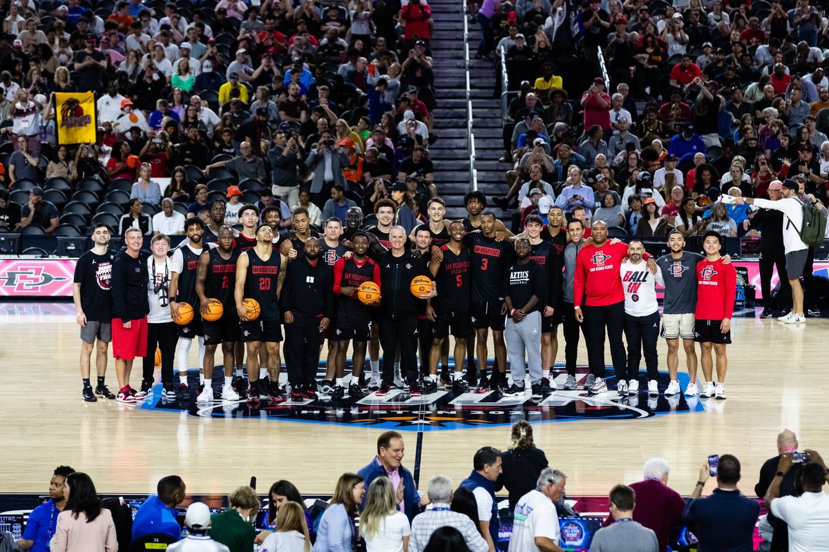 Aztec_MBB's tweet photo. Family at the Final Four 🤞🏼

#TheTimeIsNow | #MarchMadness https://t.co/FC3PF6sLHy