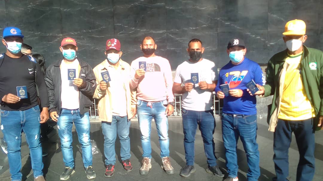 JuanGotopo's tweet photo. #31Marzo Marinos de La Vela de Coro, renuevan pasaportes en Jornada especial del @VenezuelaSaime en Caracas. En las proximas horas recibiran el certificado de suficiencia por parte del @inea_venezuela y asi cumplir con las leyes nacionales e internacionales para la navegacion. https://t.co/VjoRhI8w1A