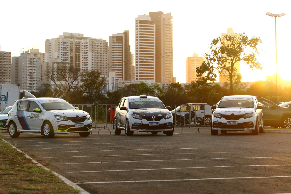 BRdeRally's tweet photo. Aquele entardecer que marca o Rally Internacional de Goiás!
#RallydeGO #brderally #cbr #rallydevelocidade https://t.co/BYg83I87fV