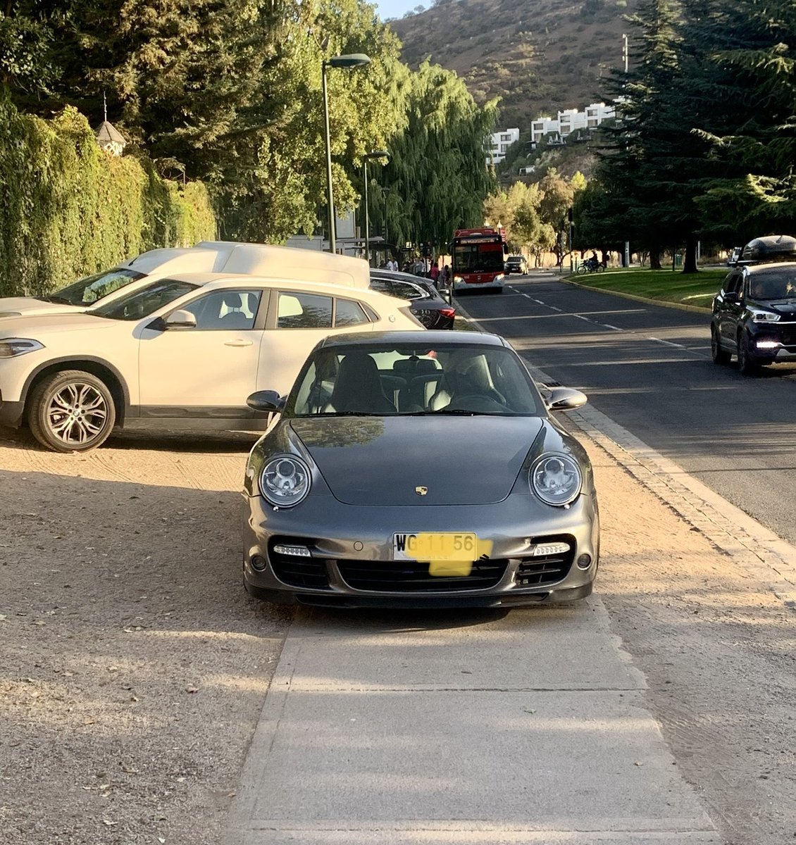 Unámonos en una campaña de ayuda a esta pobre persona y otras como ella que no encuentran estacionamiento. Y que los coches de guaguas y personas en sillas de ruedas se jodan. #Respect #Respeto Para exigirlo hay que darlo.