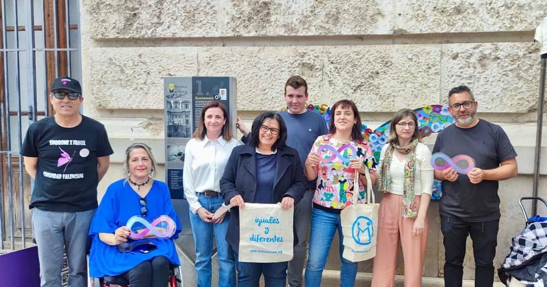 TeresaNF1's tweet photo. Celebración de asociaciones #DíadelAutismo en Plza.@AjuntamentVLC con apoyo del Sr.Alcalde @joanribo y Concejales. Lectura del Manifiesto @MiramFundacio @autismovalencia @AsociacionASPAU @XFragil_CV #LlamémosloPorSuNombre #DefensoraPersonasConDiscapacidadValencia @Autismo_Espana https://t.co/fjZG3oCa8U