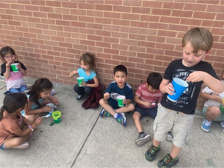 swisd_swe's tweet photo. SWE students were able to enjoy delicious snow cones from Kona Ice today!
#RootEdSWE https://t.co/83H2n9Exsi