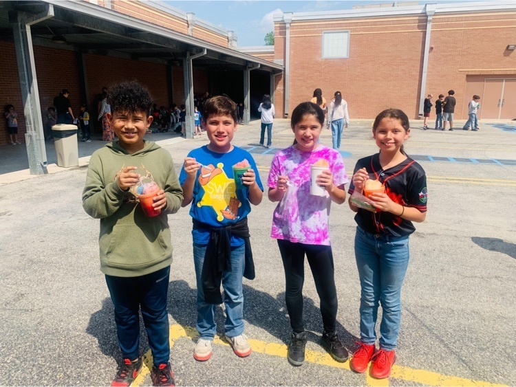 swisd_swe's tweet photo. SWE students were able to enjoy delicious snow cones from Kona Ice today!
#RootEdSWE https://t.co/83H2n9Exsi