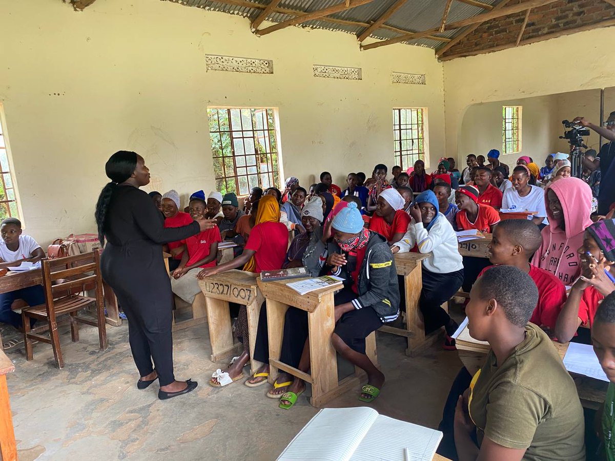 UsforGirls1's tweet photo. March was a beautiful month as we run our #PadUp a girl campaign. Our first outreach was at Mbarara Comprehensive Secondary School where we spent the day providing Menstrual Hygiene education,decombusting myths around menstruation and providing safe absorbent materials. THREAD- https://t.co/rLVoASE9n8