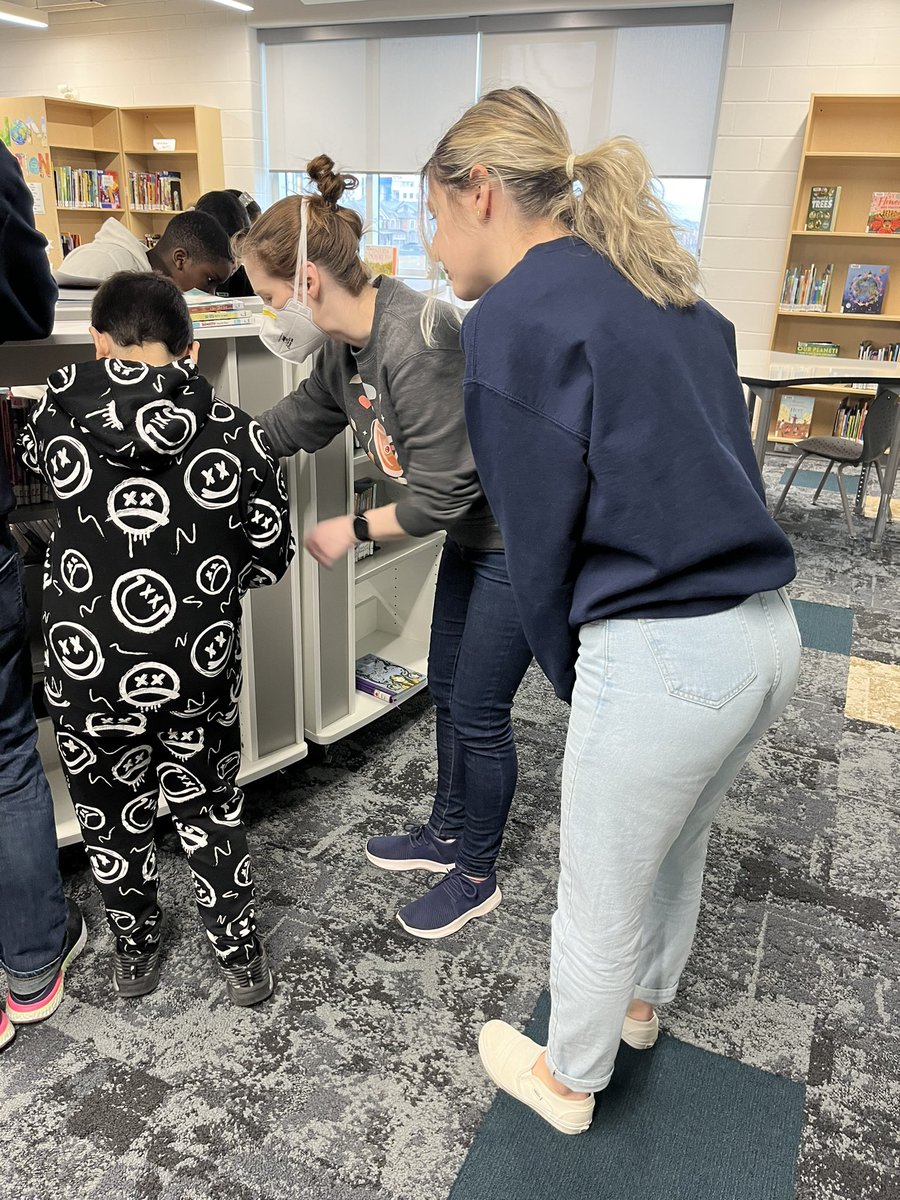 RSPLibrary's tweet photo. @RSP_HDSB Library Guardians learning how to shelve books today. Grateful for the enthusiasm to help in the library! @HDSBLibraries https://t.co/gxDfHGKPj4