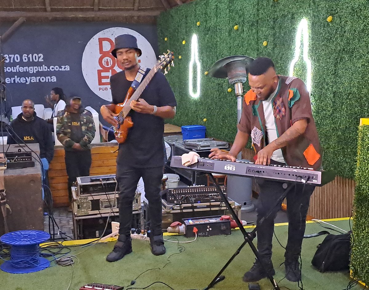 Themba_TT's tweet photo. What a musical treat by @DJFreshSA with his band @DISOUFENG_PUB #Daaaaamn! https://t.co/ktWDRyYEeU