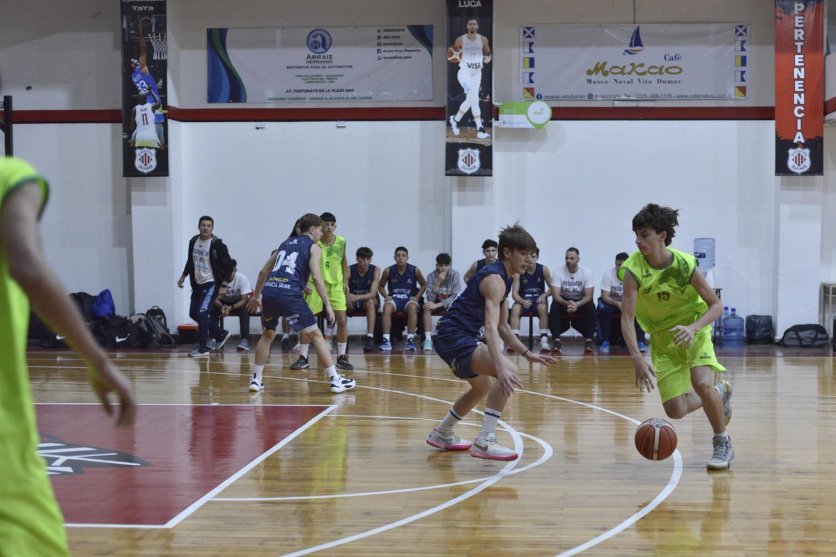 BasquetRioNegro's tweet photo. 🏀 #ArgentinoU15

La selección rionegrina cayó en el primer turno ante Buenos Aires por 99-56. Desde las 19.30 enfrenta a La Pampa. ¡Vamos chicos! 💪

⏯️ Vivo por @basquetpasstv 

🔴🔵 https://t.co/lV8mYjLqLO