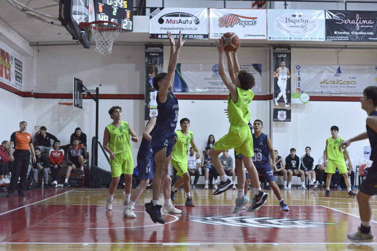 BasquetRioNegro's tweet photo. 🏀 #ArgentinoU15

La selección rionegrina cayó en el primer turno ante Buenos Aires por 99-56. Desde las 19.30 enfrenta a La Pampa. ¡Vamos chicos! 💪

⏯️ Vivo por @basquetpasstv 

🔴🔵 https://t.co/lV8mYjLqLO