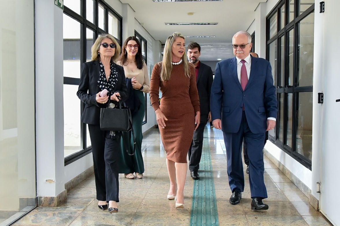 DefensoriaTO's tweet image. De passagem por Palmas, o ministro do STF Edson Fachin esteve na sede da Defensoria Pública, em Palmas, no início da tarde de hoje. Ele e sua esposa, a desembargadora aposentada do TJPR Rosana Amara Girardi Fachin, fizeram questão de conhecer a nossa Instituição.💚
#defensoriasim