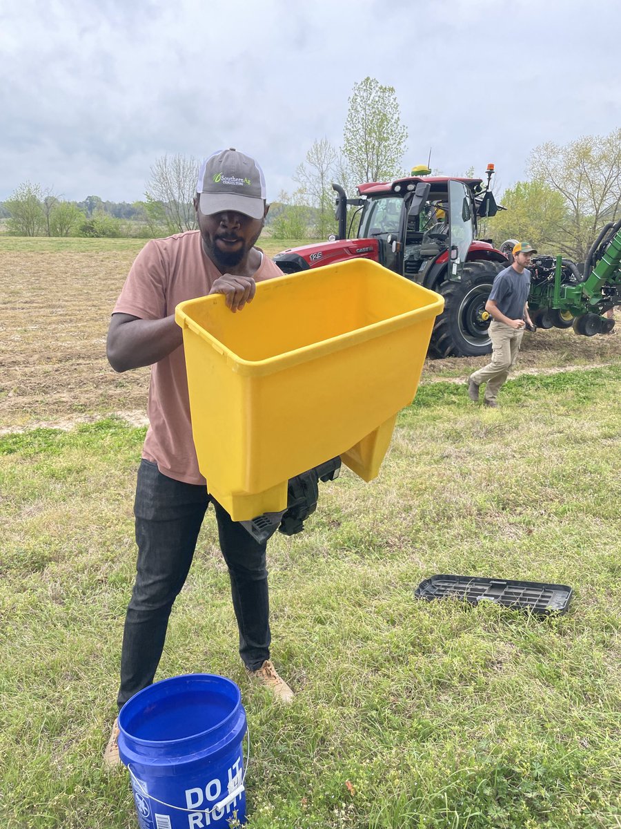 It didn’t take ⁦<a href="/olomitutuseyi/">Oluwaseyi E. OLomitutu</a>⁩ long to go from hand planting ⁦<a href="/IITA_CGIAR/">IITA</a>⁩ to precision planting with ⁦<a href="/johnwesleylowe/">J. Wes Lowe, Ph.D.</a>⁩.