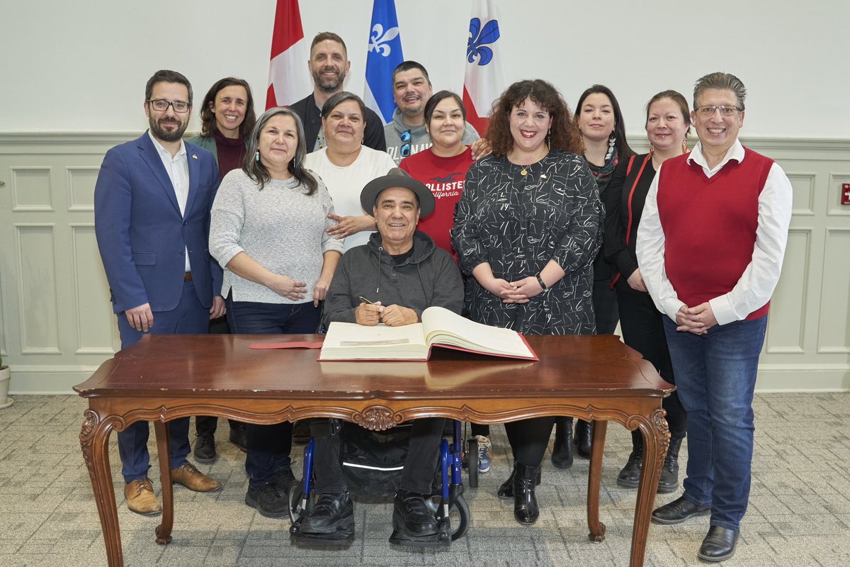 Aujourd’hui, la <a href="/MTL_Ville/">Ville de Montréal</a> reconnaît un Grand ! 

Florent Vollant, vos œuvres et votre cœur à la défense des langues autochtones, en particulier l’Innu-aimun vous honorent. 

Quelle fierté de vous avoir invité à signer le livre d’or entouré de votre famille et vos amis #polmtl