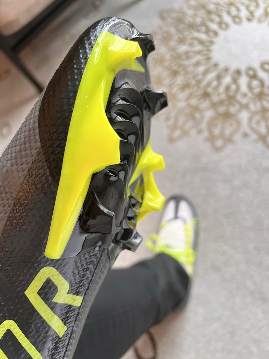 arucru's tweet photo. 新しいスパイク買ったよ。
ナイキのヴェイパーエッジプロ。
アメフト用だから、ポイントの面積がめっちゃ小さくて、マジで踏まれたら痛そう。
でも人をたくさん踏んでみたい！ https://t.co/c9WgF3mSww