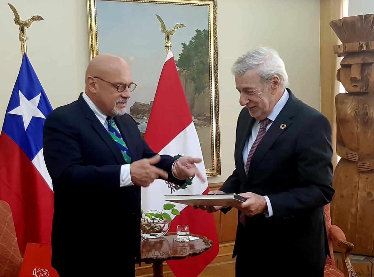 ElPeruEnChile's tweet photo. El Embajador del Perú fue recibido por el Canciller @AlbertoKlaveren Revisaron la amplia agenda de trabajo y se comprometieron a seguir impulsándola, destacando el excelente nivel de la relación bilateral. @CancilleriaPeru @Minrel_Chile https://t.co/ez2eCTnHhF
