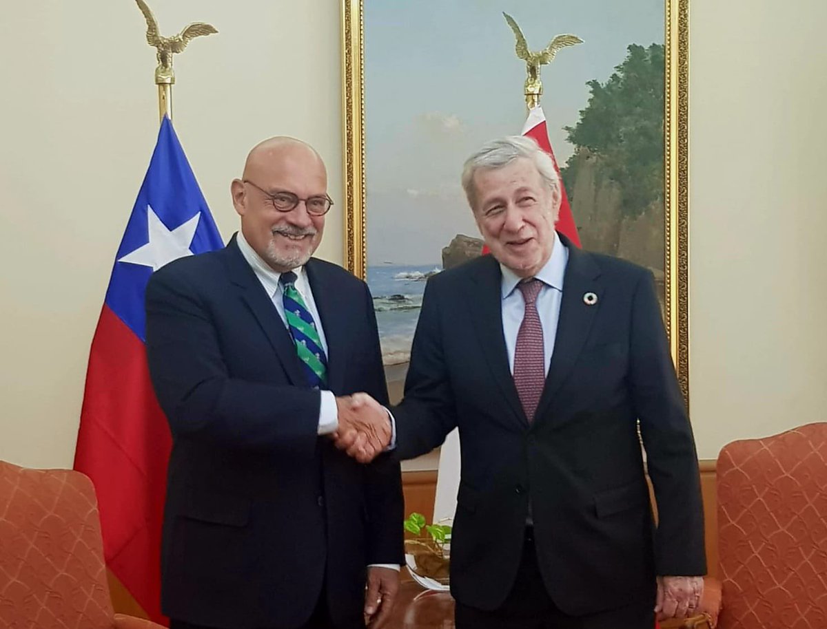 ElPeruEnChile's tweet photo. El Embajador del Perú fue recibido por el Canciller @AlbertoKlaveren Revisaron la amplia agenda de trabajo y se comprometieron a seguir impulsándola, destacando el excelente nivel de la relación bilateral. @CancilleriaPeru @Minrel_Chile https://t.co/ez2eCTnHhF