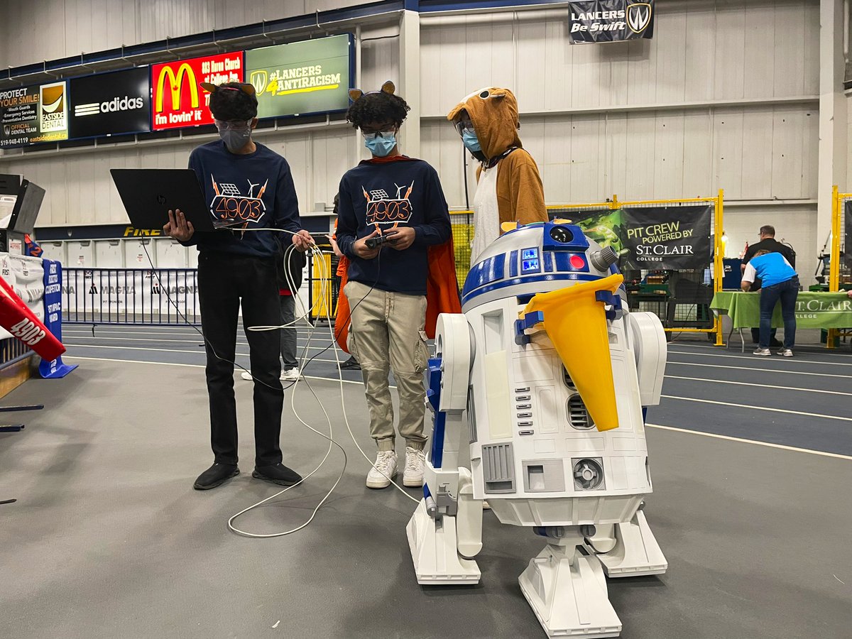 FIRSTRoboticsWE's tweet photo. Mascots are bringing the heat at the #WindsorFRC event! 🙌 

From dancing robots to buttons and  foam hats, this competition is off to a roaring start! https://t.co/dzPWU0wCYt