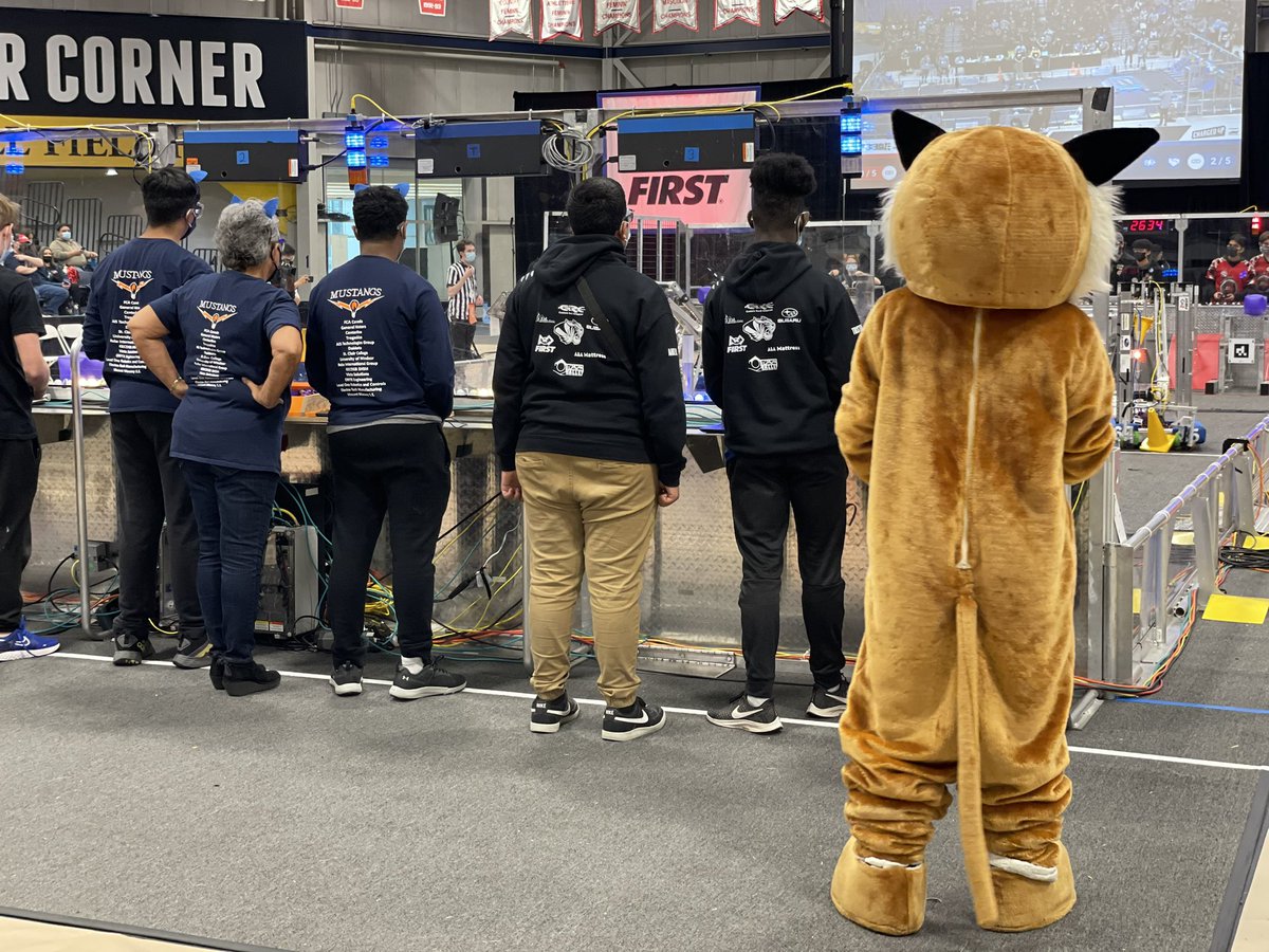 FIRSTRoboticsWE's tweet photo. Mascots are bringing the heat at the #WindsorFRC event! 🙌 

From dancing robots to buttons and  foam hats, this competition is off to a roaring start! https://t.co/dzPWU0wCYt