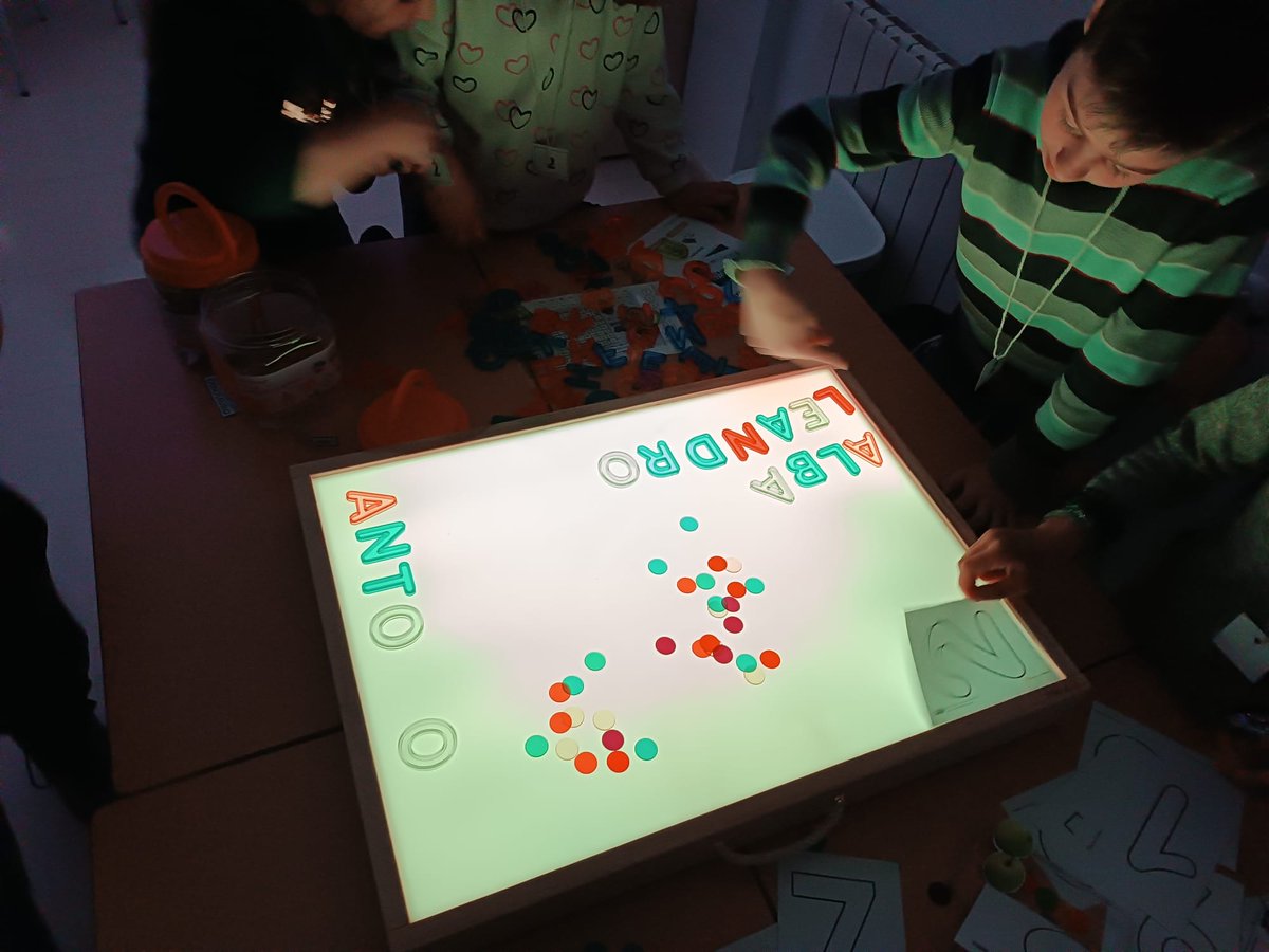 MusicaMarisa's tweet photo. Hoy stopmotion, mesas de luz y luz negra, y maratón de Radio, para todas las edades, en el día del Centro del CEIP EL LLANO.
#AdFex #steam #zonacrea #zonadesarrolla @cpelllano @REMonesterio https://t.co/VyYe8bpj4M