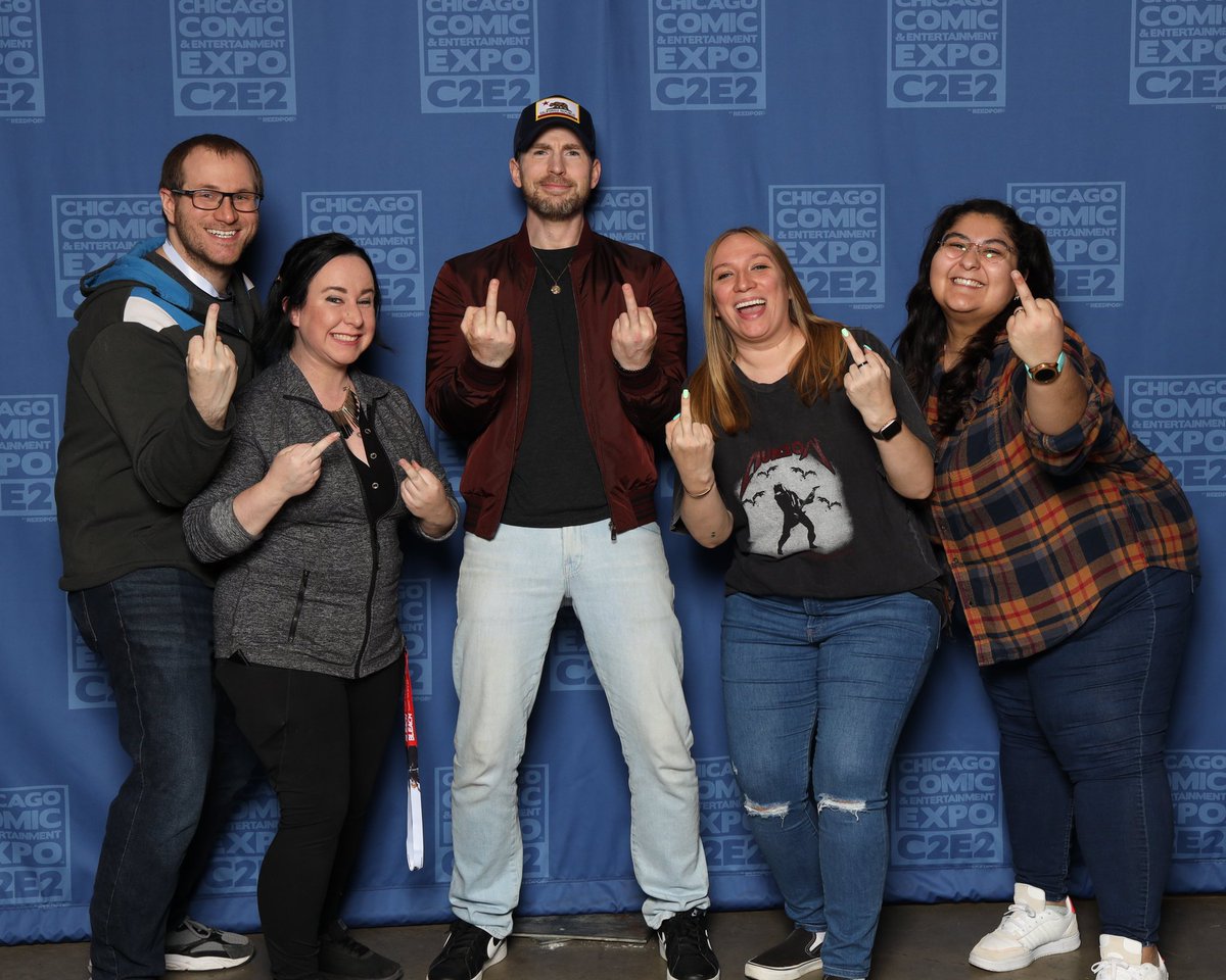 TravelByBubble's tweet photo. Things I was not prepared for today:

Flipping the bird with @ChrisEvans 🖕🏽💖 

@c2e2 https://t.co/9JJSHTUR1E