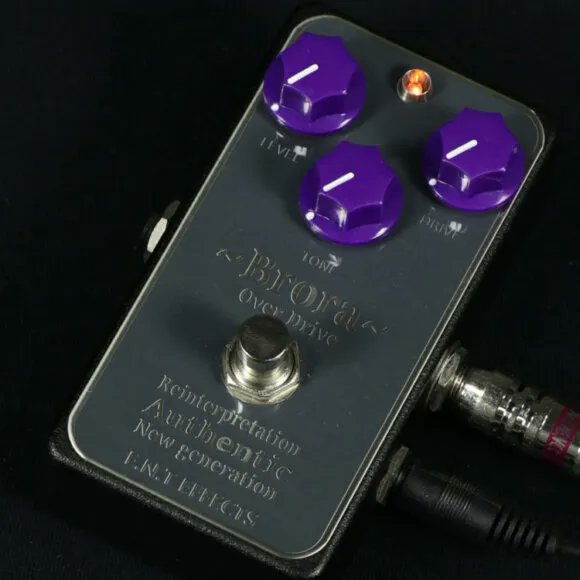 effectorbox's tweet photo. E.N.T EFFECTS Broraは、第一作「AOD」、第二作「真打」のノウハウを引き継ぎつつ、全く異なる別次元の音色を狙ったモデルとして完成しました。 
https://t.co/yySua7OZaq 

#コレクションボックスアーカイブ
#ENTEFFECTS #オーバードライブ https://t.co/v2s6ysVTY6