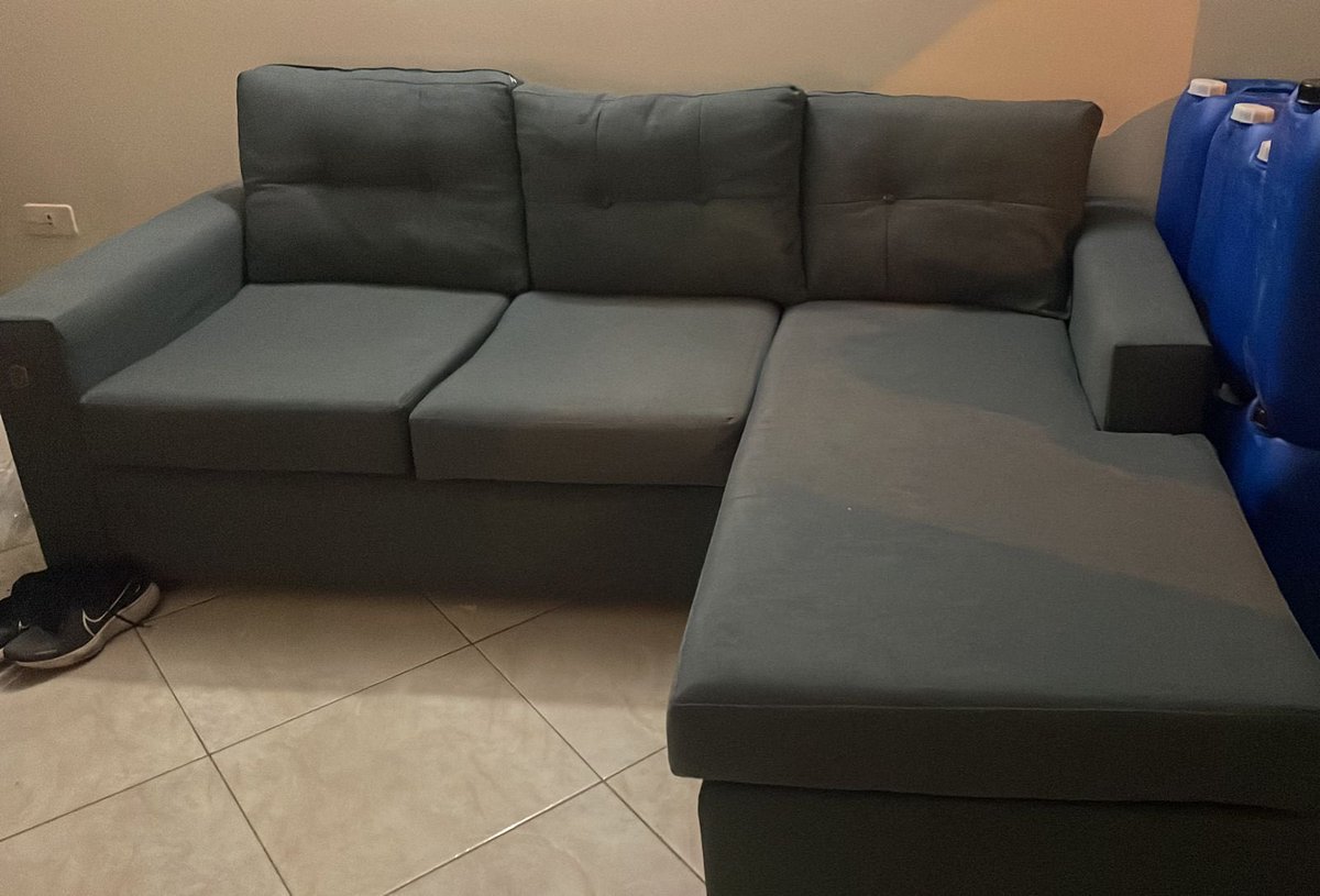 Para quien esté buscando sofá nuestro a un precio más bajo de lo normal les dejo esta opción.
Sofá que un cliente quiere vender porque ya no le va caber en su nuevo departamento. 
2.000.000 Gs