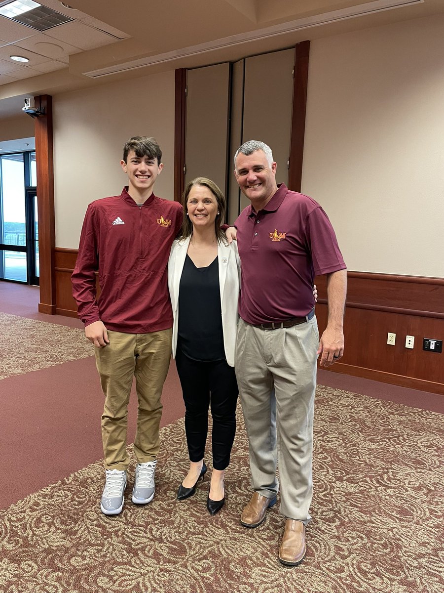 missybilderback's tweet photo. We are so thankful and a little overwhelmed by all the messages and calls the last two days!  Chip, Drew, and I are so excited for this new adventure. Extremely grateful for the opportunity and also all the support from family and friends! ❤️💛 #Funroe #TheBestIsOnTheBayou https://t.co/ouBAedxU1T