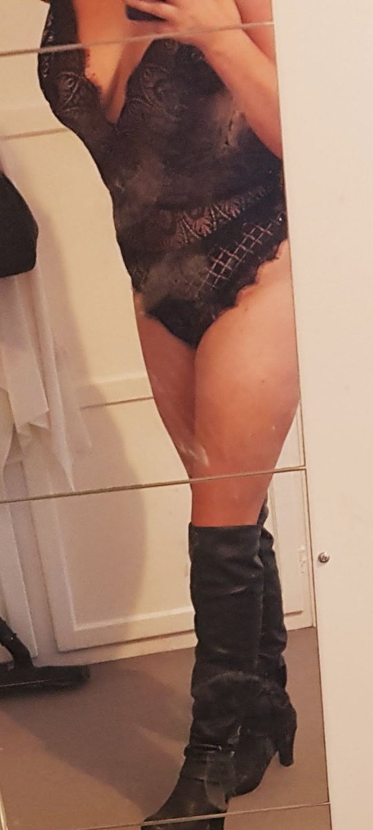 Emma50966355's tweet photo. Someone come and clean my mirror it's got a little dirty 🙈😅

#retweet 
#wifepic https://t.co/uRiUToDG0V