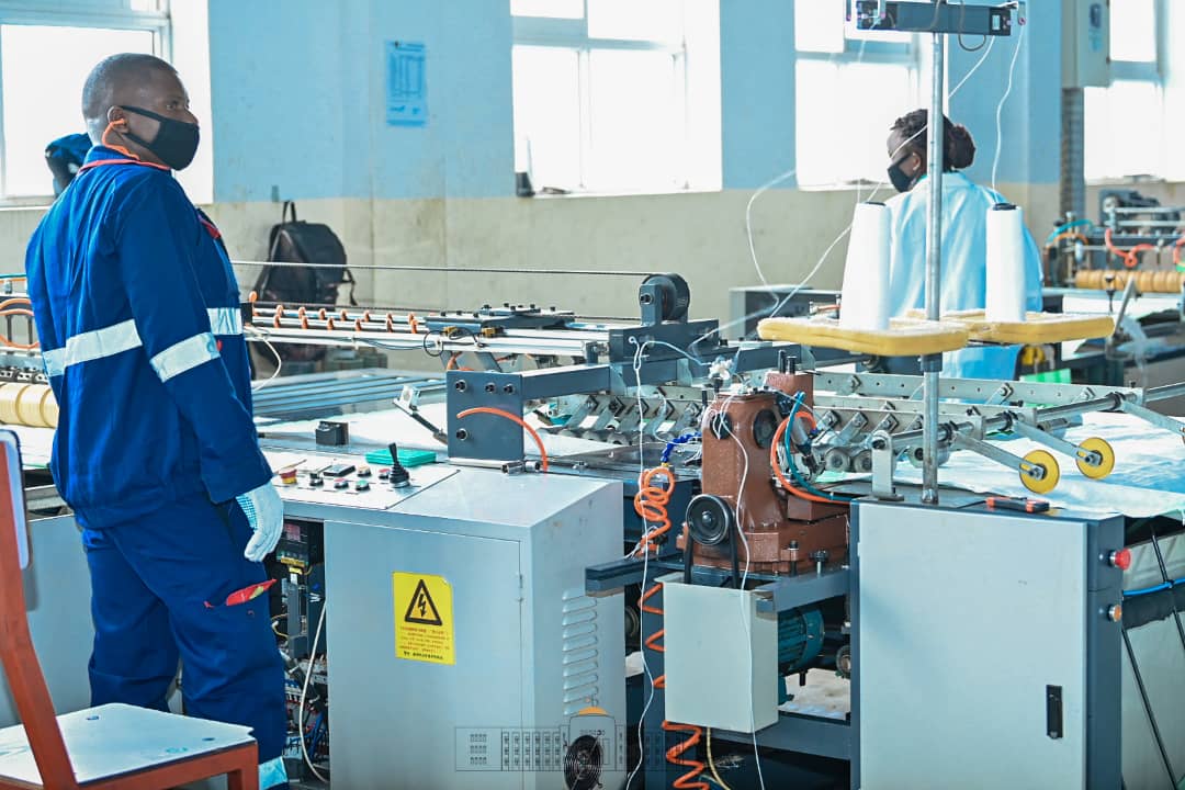 NtareHouse's tweet photo. S.E @GeneralNeva a clôturé la série des activités d'inauguration de ce 31 mars par l'ouverture officielle de l'usine de fabrication des sacs d'emballages biodégradables #ITRAPACK située dans la commune #Ntahangwa, qui produit plus de 60.000 sacs/jour à partir des déchets recyclés https://t.co/V8kEMy5VQ6